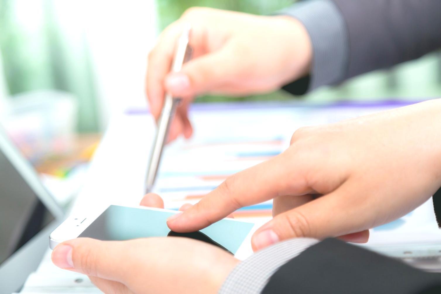 Analyse financière moderne avec graphiques et données